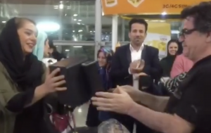 جعفر پناهی سوغات جشنواره کن را در فرودگاه از بازیگرش دریافت می کند