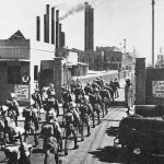 سربازان هندی ارتش بریتانیا در ورود به پالایشگاه آبادان